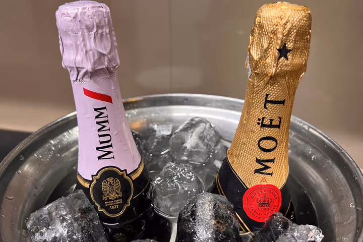 Copas de bienvenida servidas en el aperitivo de una boda de Sens Restauración