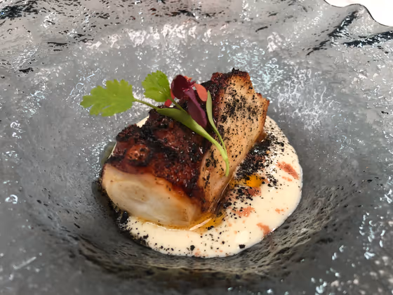 Taco de bacalao confitado sobre puré Du Barry con pimentón
