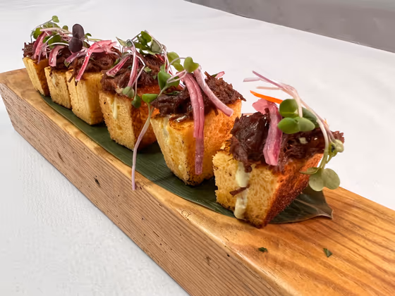 Bocaditos de brioche rellenos de carrilleras con cebollita