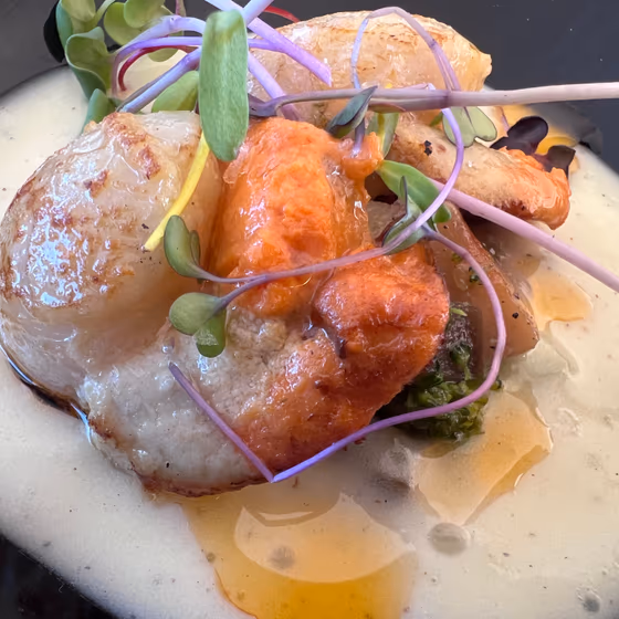 Langostinos y vieiras al grill con crema de mariscos