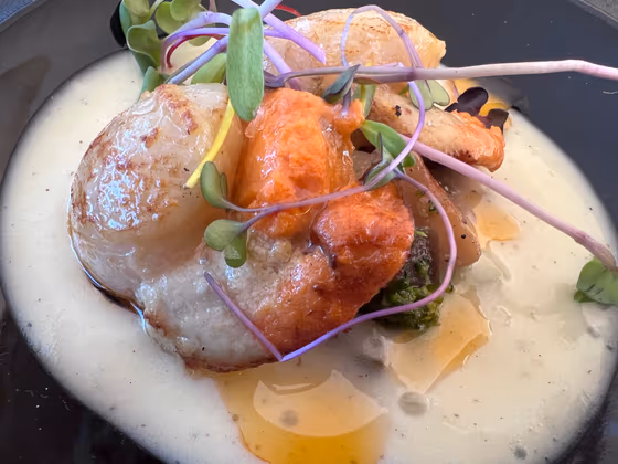Langostinos y vieiras al grill con crema de mariscos