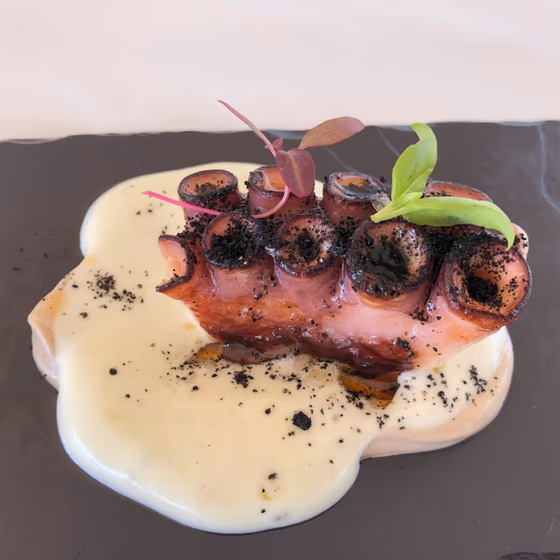 Pulpo al grill con cachelos y aceite de pimentón