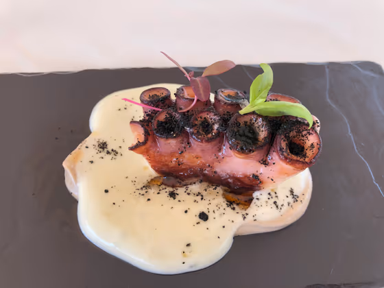 Pulpo al grill con cachelos y aceite de pimentón