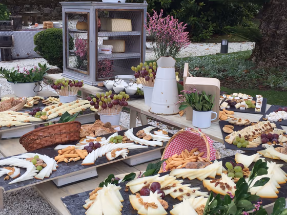 Stand de quesos artesanos y embutidos ibéricos montado en el aperitivo