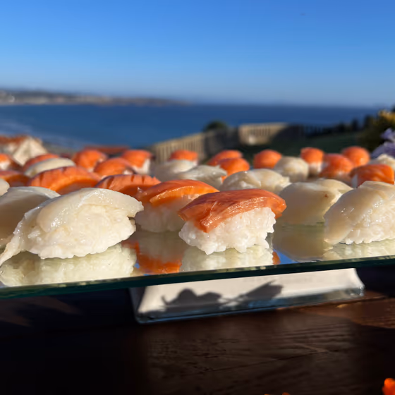 Stand de sushi con niguiris de salmón y vieira