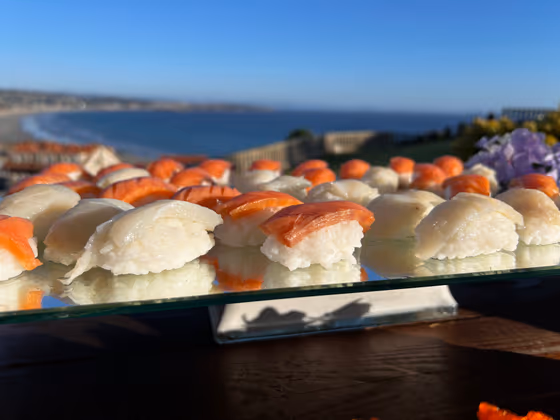 Stand de sushi con niguiris de salmón y vieira