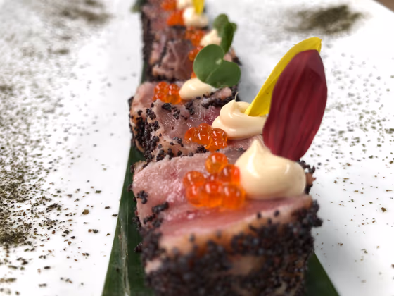 Tataki de atún con mahonesa de jengibre y algas