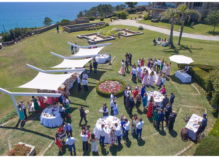 Vista aérea del aperitivo en los jardines de la Finca La Atlántida con el mar de fondo