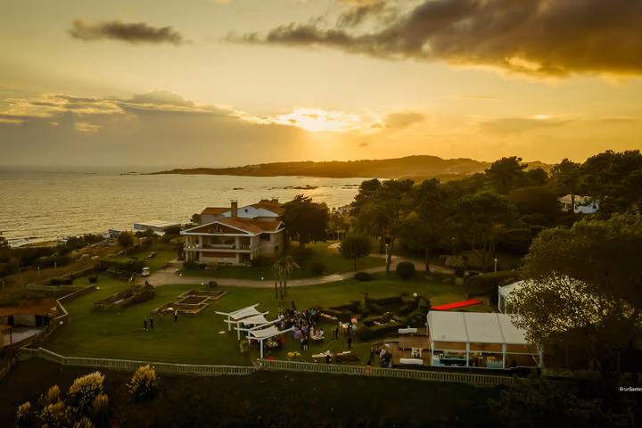 Jardines de Finca La Atlántida al atardecer, preparados para una celebración