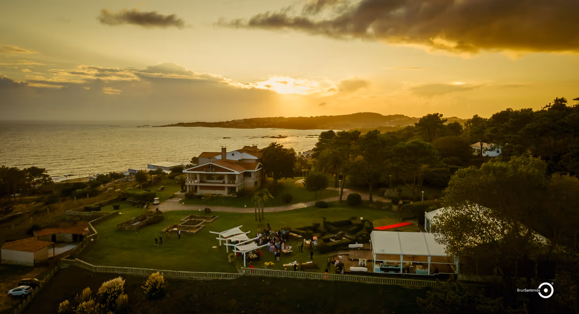 Jardines de Finca La Atlántida al atardecer, preparados para una celebración