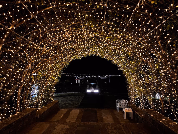 Túnel de luces nocturno decorando el exterior durante una celebración