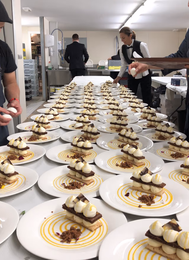 La brigada de cocina de Sens emplatando postres en línea
