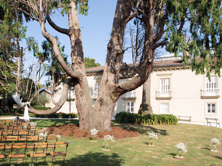 Ceremonia civil al aire libre entre la vegetación de los jardines del Pazo da Golpelleira