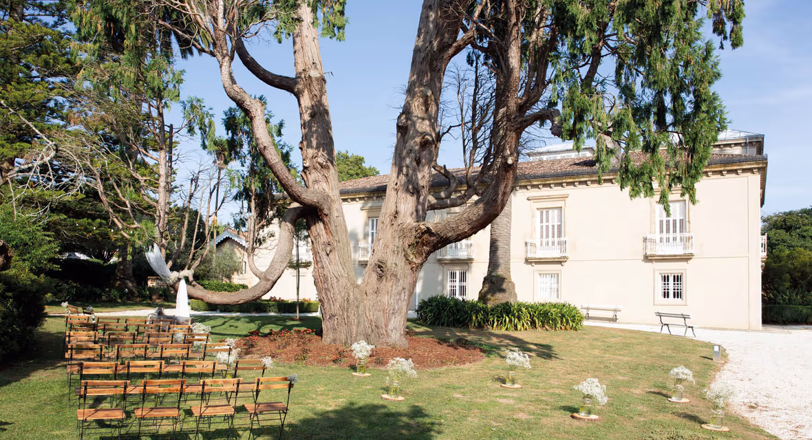 Ceremonia civil al aire libre entre la vegetación de los jardines del Pazo da Golpelleira