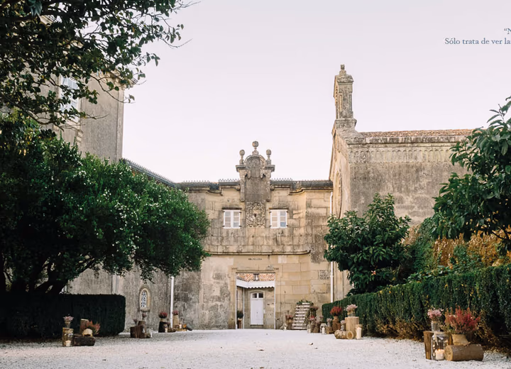 Fachada de piedra del Pazo da Golpelleira, construcción del siglo XVI, con su entrada ajardinada