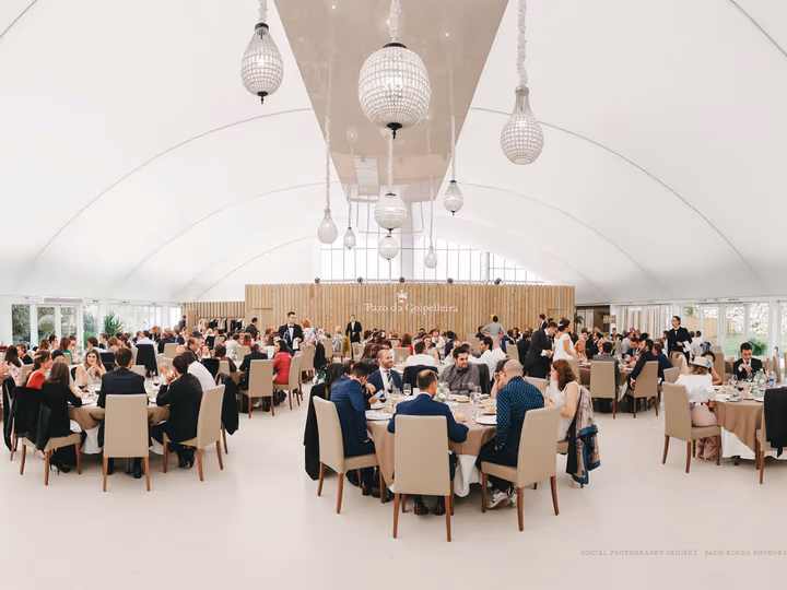 Salón del Pazo da Golpelleira durante un banquete con los invitados sentados