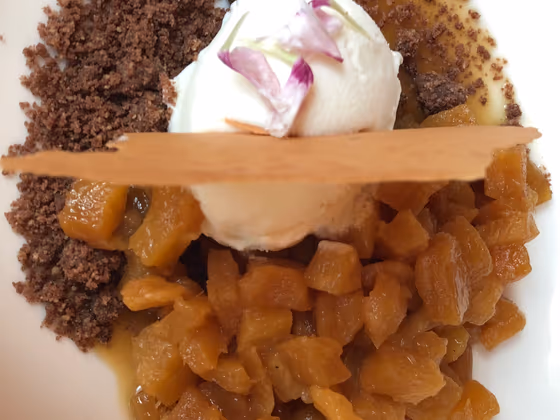 Copa de piña caramelizada y flambeada con helado de coco