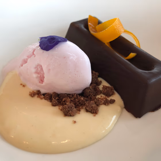 Tartaleta sacher de chocolate con helado y frambuesa