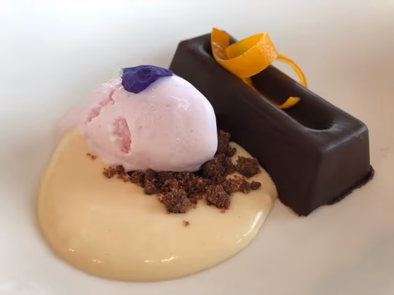 Tartaleta sacher de chocolate con helado y frambuesa