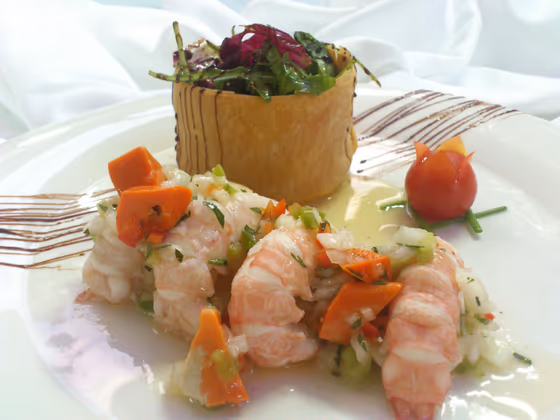 Ensalada de troncos de cigala con vieiras a la plancha y vinagreta de coral