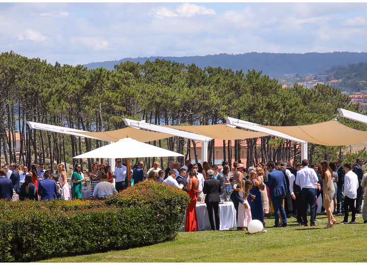 Aperitivo al aire libre en los jardines de Quinta do Ramo, rodeado de vegetación gallega