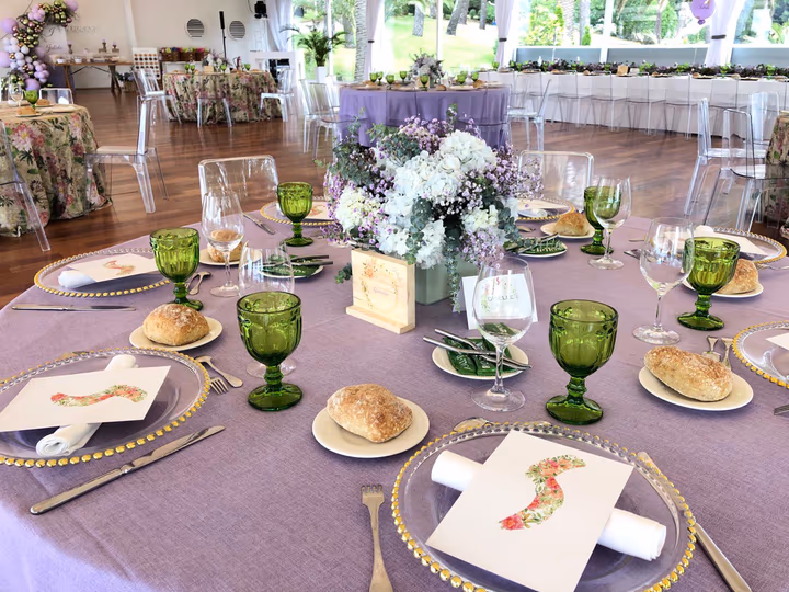 Salón de Quinta do Ramo decorado con flores en tonos lila para un banquete