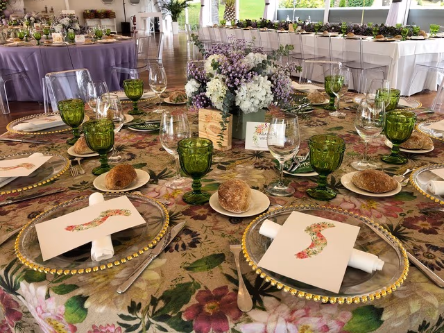 Mesa vestida con mantel floral en Quinta do Ramo