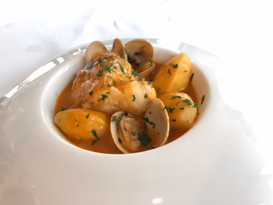 Rape a la cazuela con almejas en salsa verde